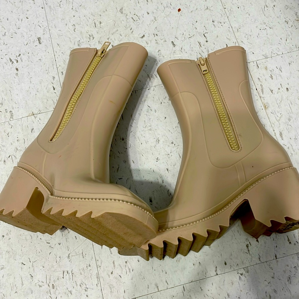 All seasons boots